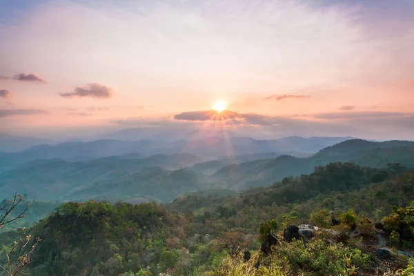 Beau lever de soleil dans le paysage montagneux — Photo