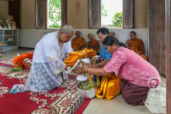 Chaiphum, thailand - 13 mei: ongeïdentificeerde man thailand hommage t — Stockfoto