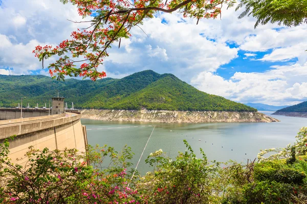 Barragem elétrica de energia hidrelétrica em Tak, Tailândia . — Fotografia de Stock