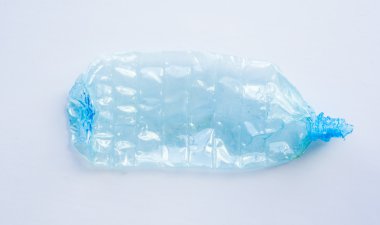 beyaz zemin üzerine şişe plastik geri dönüşüm