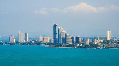 Pattay 'daki binaların ve gökdelenlerin manzarası.