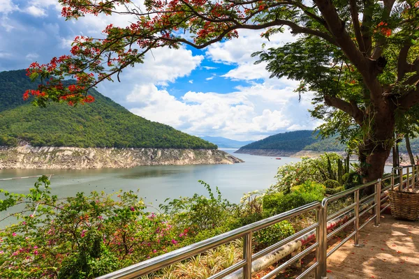 Barragem elétrica de energia hidrelétrica em Tak, Tailândia . — Fotografia de Stock