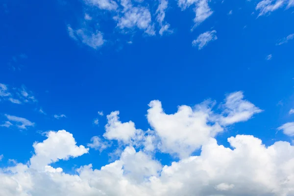 Cielo blu e montagna verde — Foto Stock