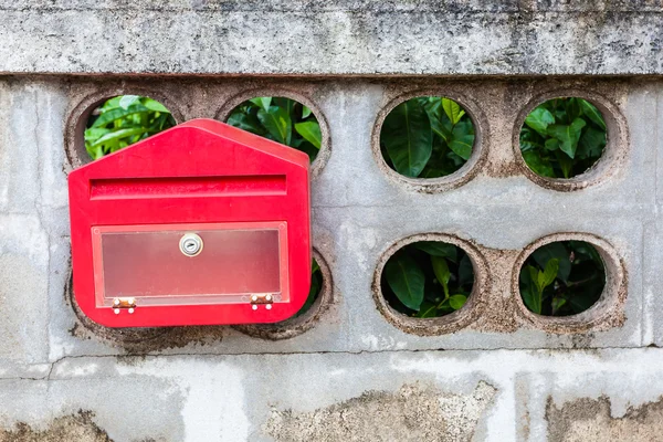En röd postlåda på startsidan. — Stockfoto