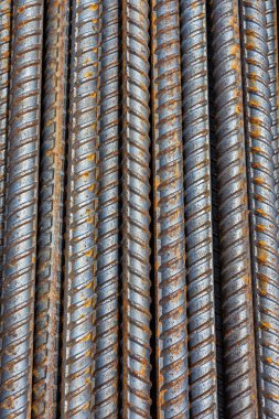 Armatür oluşturmak için çelik çubukları güçlendirmekte