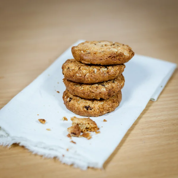 Biscotti con gocce di cioccolato su tessuto — Foto Stock