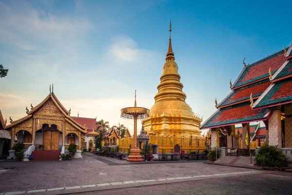 Wat phra que hariphunchai era una medida del Lamphun, Tailandia — Foto de Stock