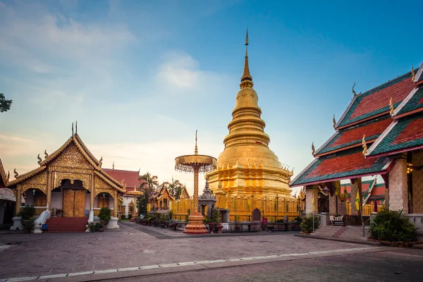 Wat phra dat hariphunchai was een maatregel van de lamphun, thailand — Stockfoto