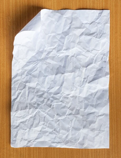 Biały zmięty papier na tle drewna — Zdjęcie stockowe