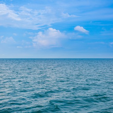 deniz ve mavi gökyüzü