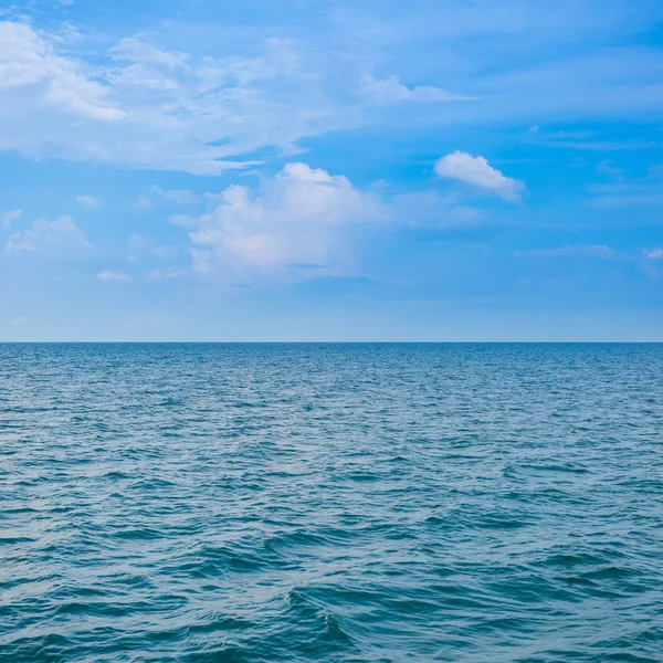 Mar y cielo azul — Foto de Stock