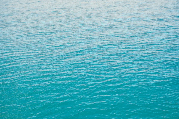 Klarblå havet med vågor — Stockfoto