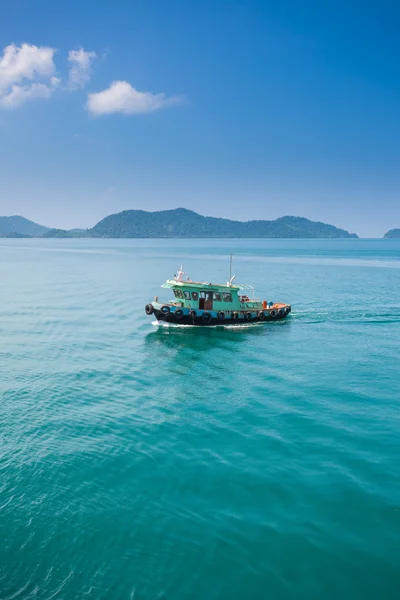 Fishing boat on ocean in koh chang ,thailand — Stock Photo, Image