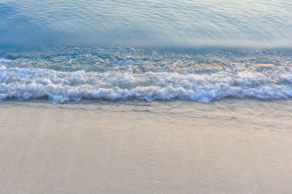 Vague de la mer sur la plage de sable — Photo