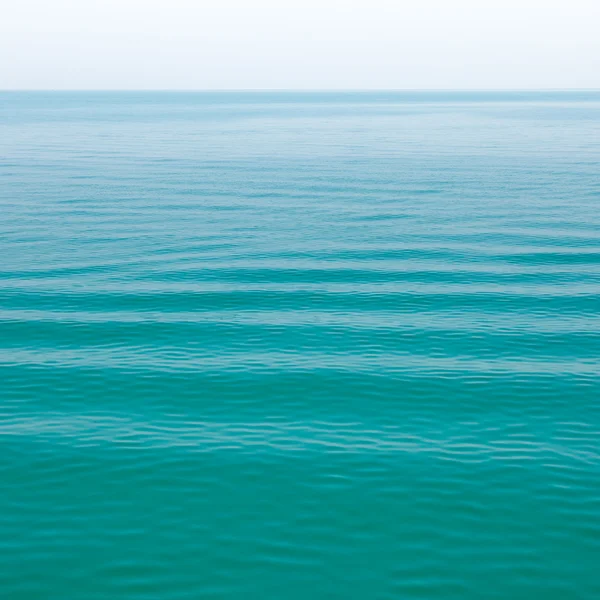 Havet indigo färg och mjuka våg — Stockfoto