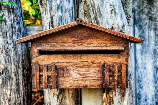 Holzbriefkasten auf der Homepage — Stockfoto