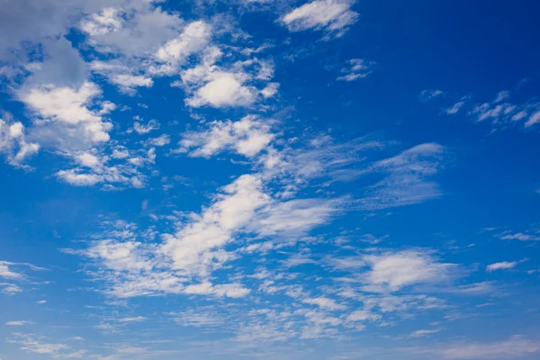 Блакитне небо з хмарою крупним планом — стокове фото