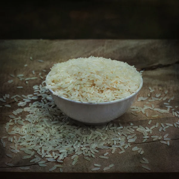 Rijst met witte cup op houten tafel. — Stockfoto