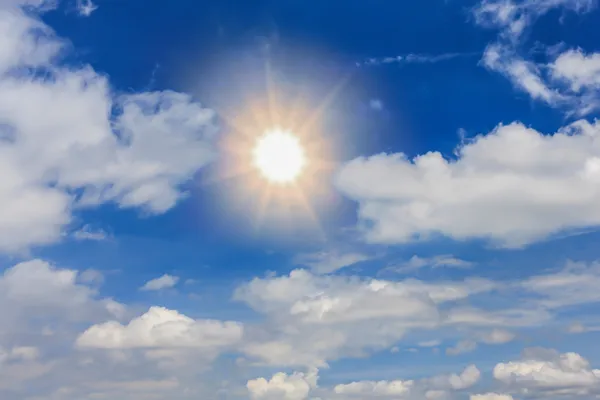 Blauwe lucht met wolken en zon — Stockfoto