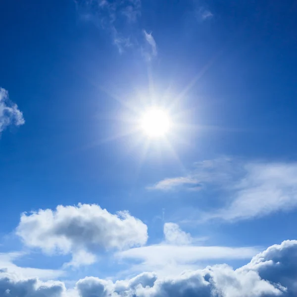 Modrá obloha s cloud a slunce — Stock fotografie