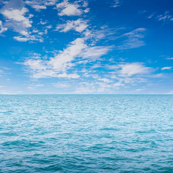 Niebieski czystego morza, fale i niebo — Zdjęcie stockowe