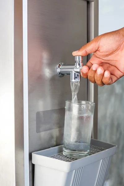 Mão colocar refrigerador Beba a água — Fotografia de Stock