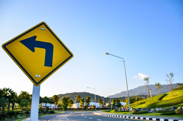 Girare a sinistra semaforo sulla strada — Foto Stock