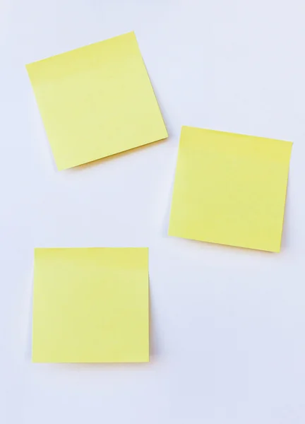 Leere gelbe Notiz auf isoliertem weißem Hintergrund — Stockfoto