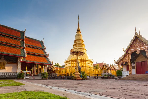 Wat phra que hariphunchai era una medida del Lamphun, Tailandia —  Fotos de Stock
