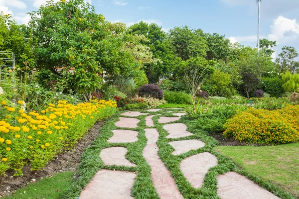 Camas de flores coloridas e enrolamento Grass Pathway em um atraente — Fotografia de Stock