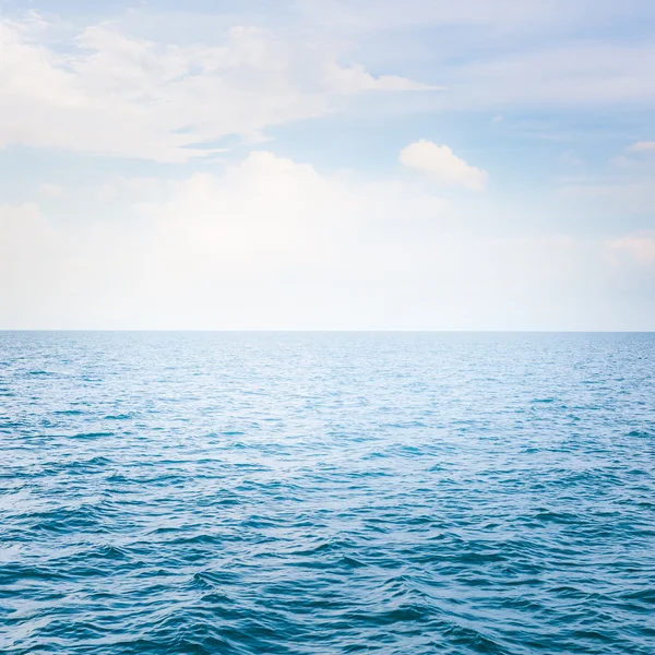 Blue sea with waves and clear blue sky — Stock Photo, Image