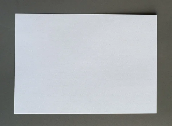 Biały zmięty papier na szarym tle pozio — Zdjęcie stockowe