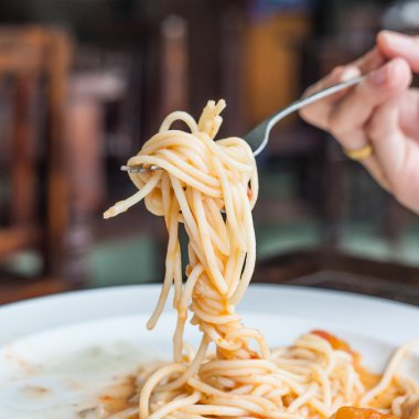 çatal bükülmüş spagetti.