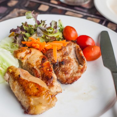 biftek ve beyaz tabak salataya.