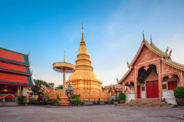 Wat phra que hariphunchai era una medida del Lamphun, Tailandia — Foto de Stock