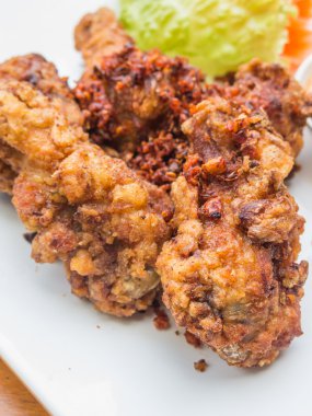 kızarmış tavuk kanatları ve otlar Köri soslu