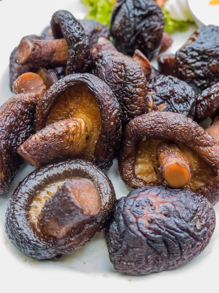 Fried shiitake mushrooms with salt — Stock Photo, Image