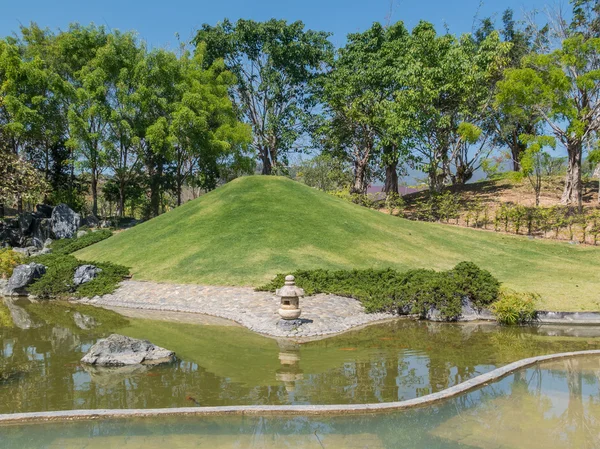 Пруд и водный пейзаж в японском саду — стоковое фото