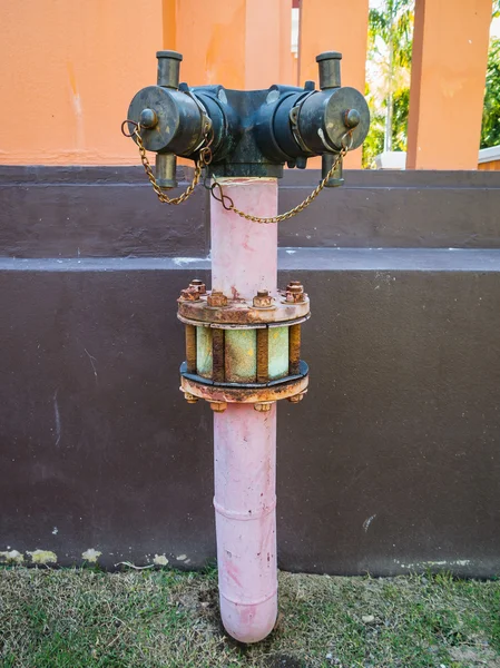 Tubería de agua tradicional, que se instaló en el hormigón . — Foto de Stock