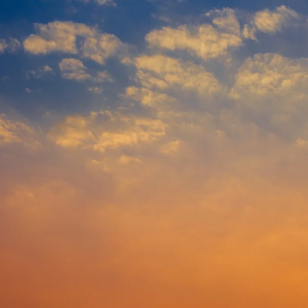 Prachtige zonsondergang en hemel met wolken — Stockfoto