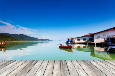 ahşap köprü ve turuncu koh chang Tayland denizde teknede.