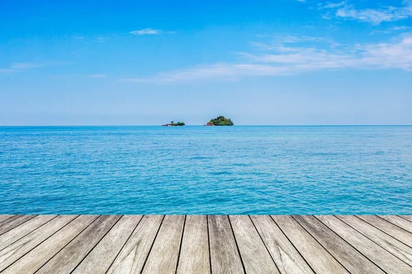 Під блакитним небом, дерев'яна платформа біля моря . — стокове фото