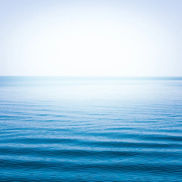Błękitne morze z falami i błękitnym niebem — Zdjęcie stockowe