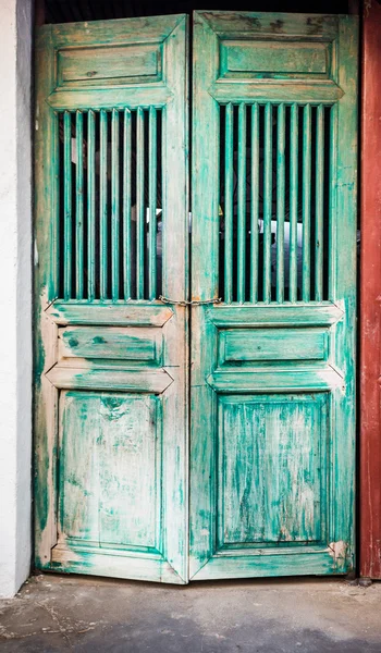 Staré čínské dveře a zámek — Stock fotografie