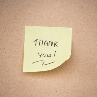 Sarı yapışkan notu teşekkür ederim kahverengi kağıt dokusu üzerinde kapat