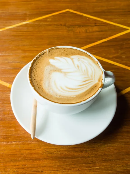 Latte koffie op houten tafel — Stockfoto