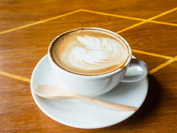 Latte koffie op houten tafel — Stockfoto