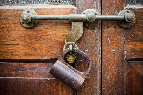 Closeup old door with lock in grungy style and wood texture. — Stock Photo, Image