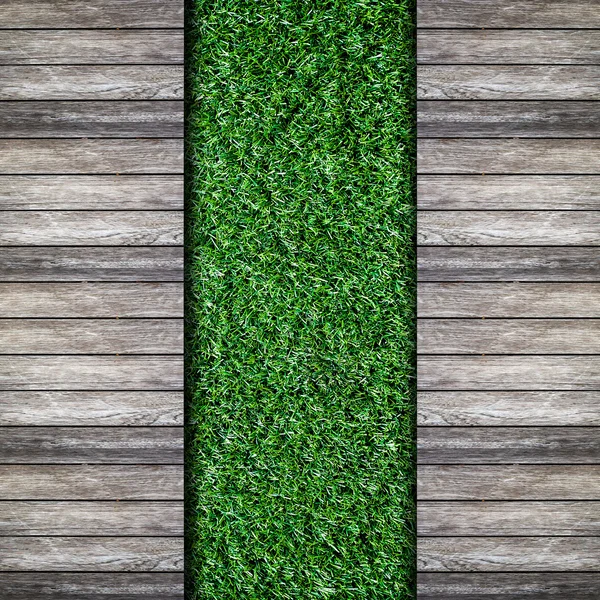 Eski yeşil çim arka plan ile ahşap — Stok fotoğraf
