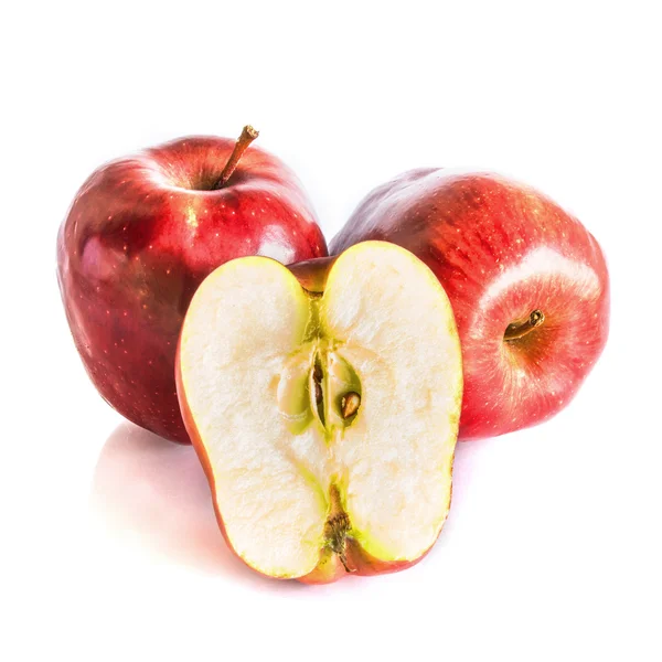Verse appel op geïsoleerde witte achtergrond — Stockfoto